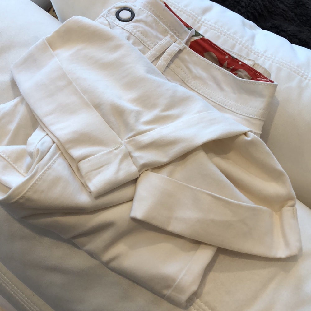 XOXO Beautiful copper elements and fabric detail Low waist, cotton blend capris